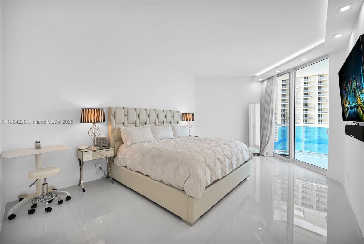 Bedroom, Interior, Recessed Lighting, Water
