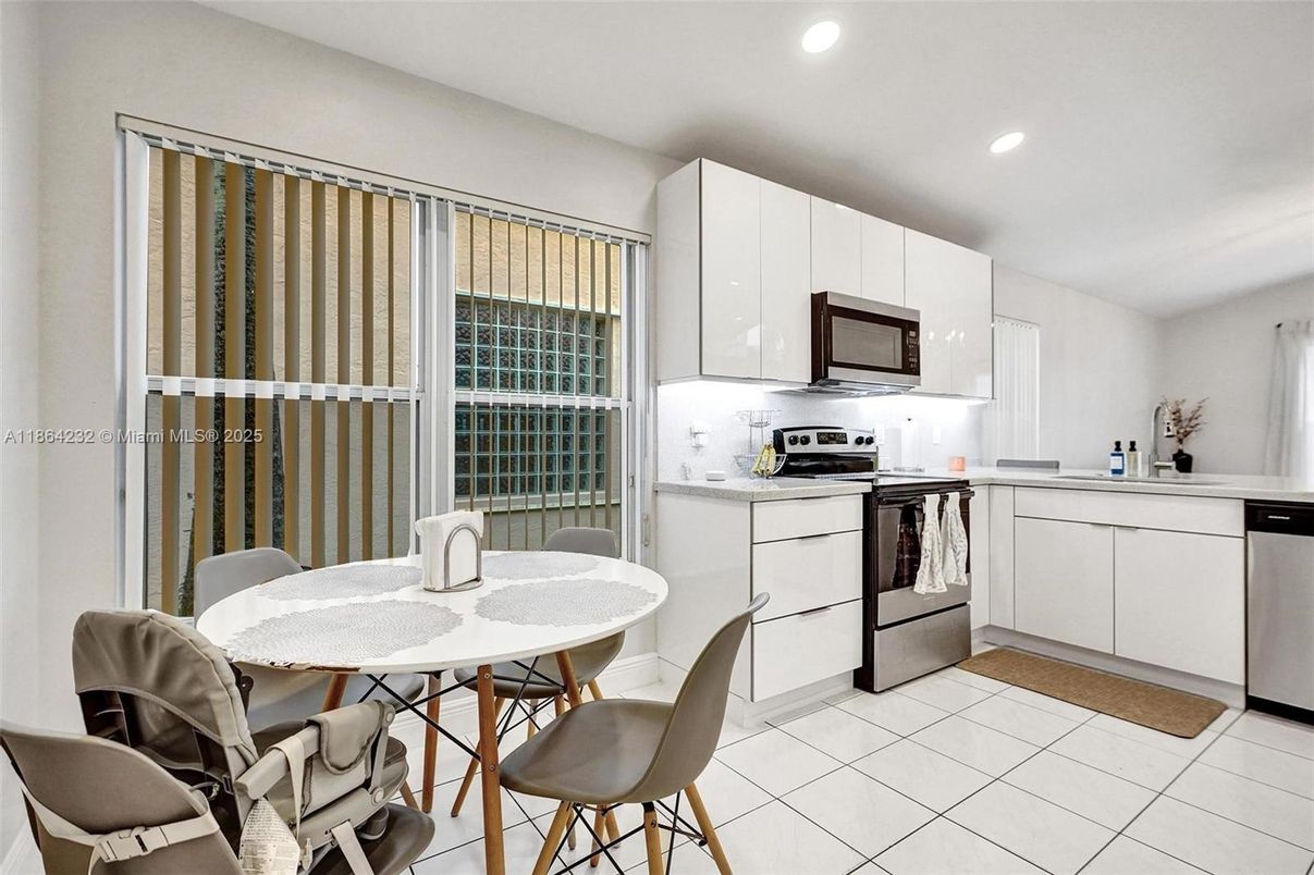 Dining room, Interior, Kitchen, Recessed Lighting, Stainless Steel Appliances