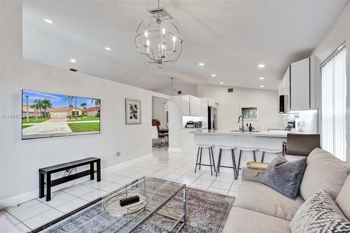 Chandelier, Interior, Kitchen, Living room, Recessed Lighting, Stainless Steel Appliances