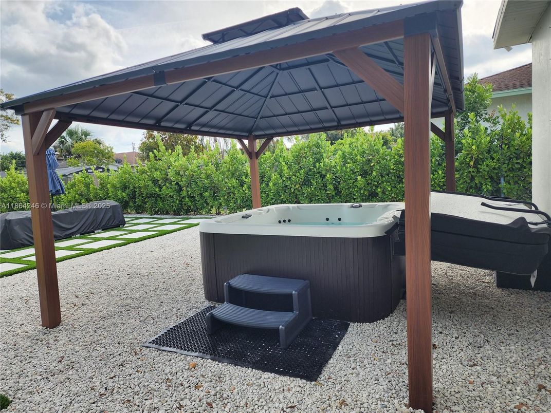 Exterior, Hot Tub