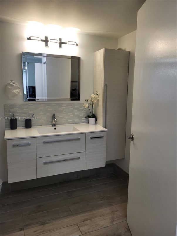 Bathroom, Dual Sink Vanities, Interior, Wood Texture Flooring