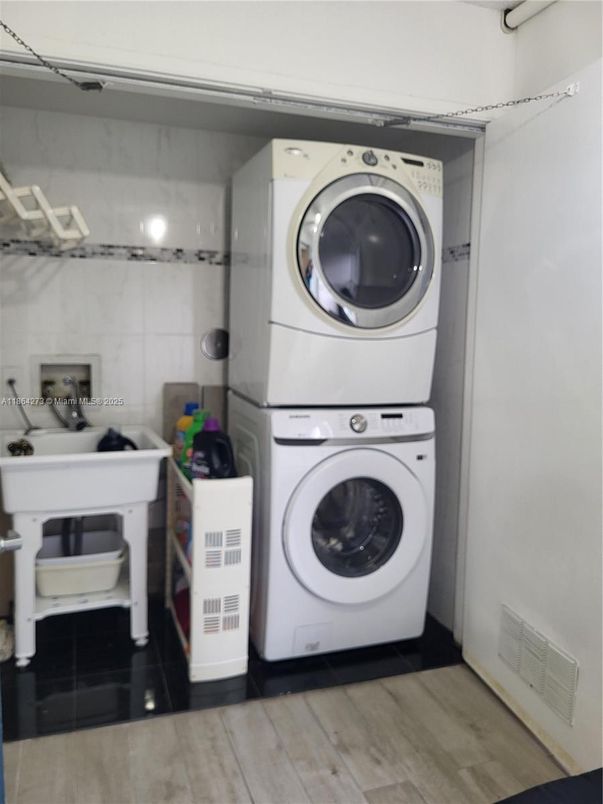 Interior, Utility Closets, Washer, Wood Texture Flooring