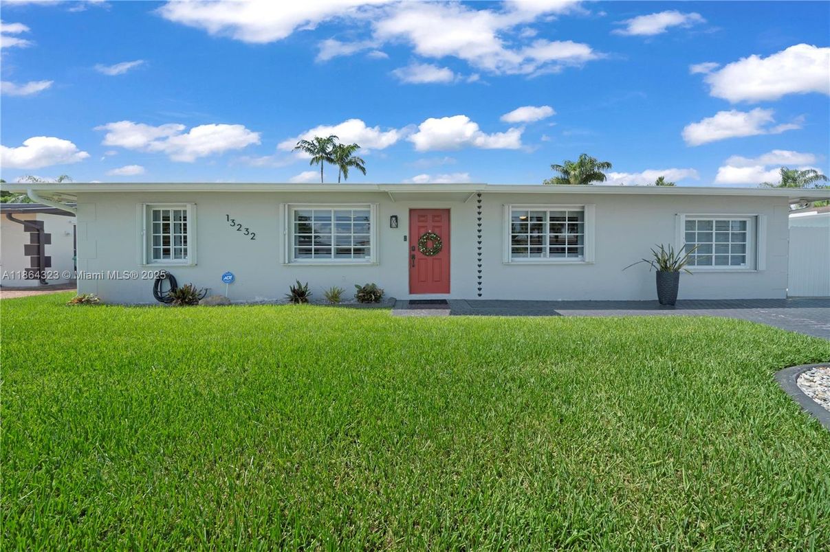 Exterior, Facade, Ranch