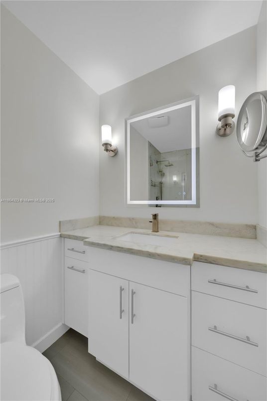 Bathroom, Dual Sink Vanities, Interior