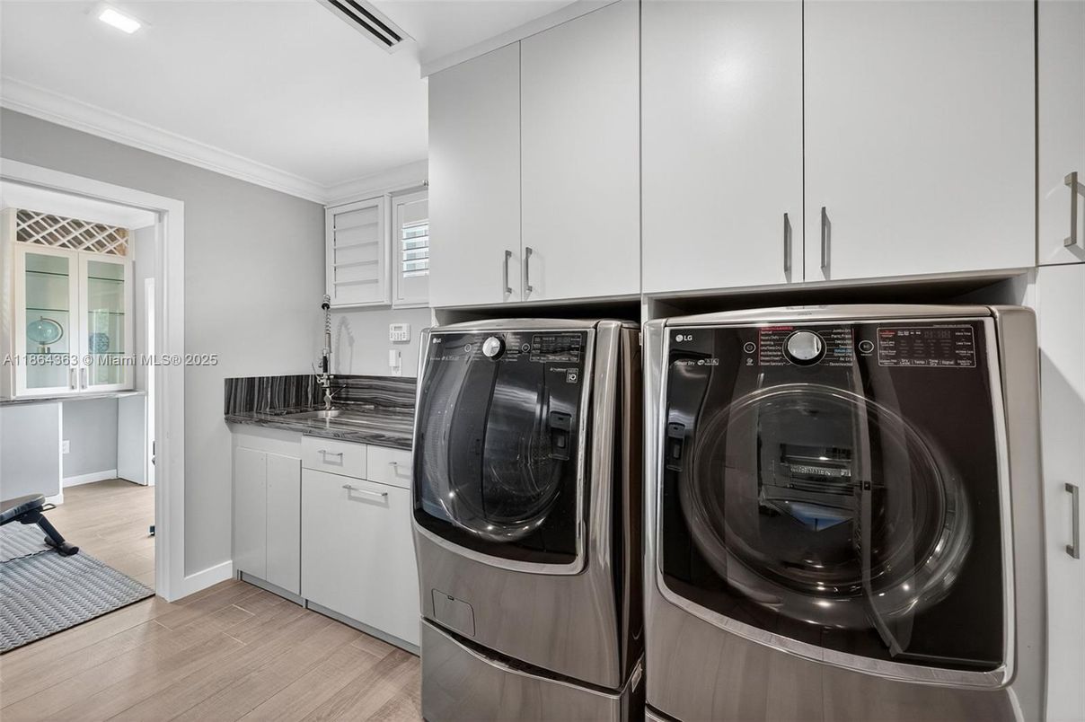Interior, Recessed Lighting, Washer, Wood Texture Flooring