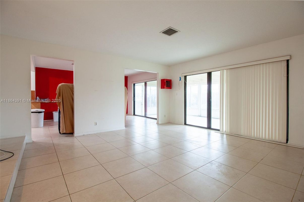 Empty room, Interior