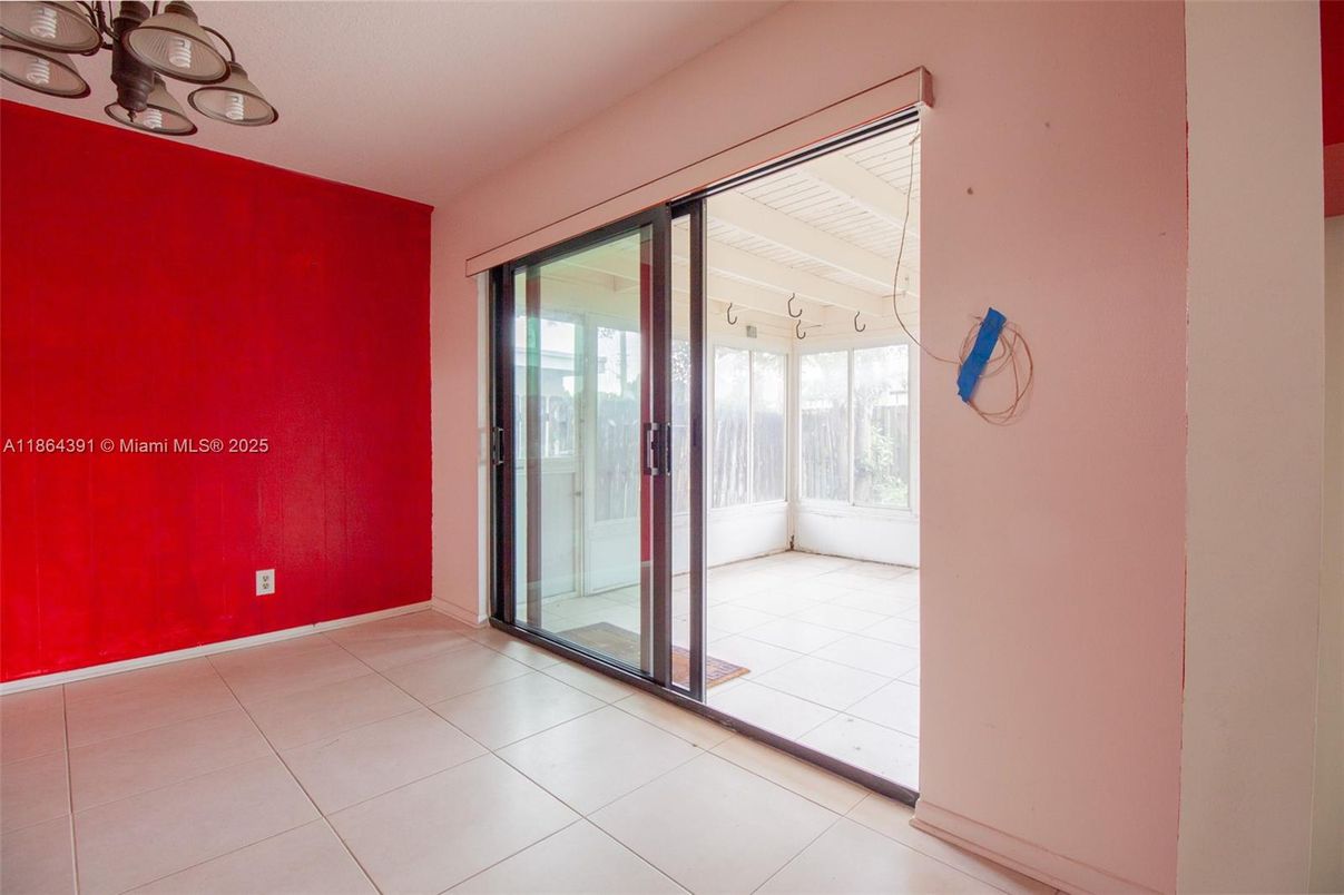 Empty room, Interior