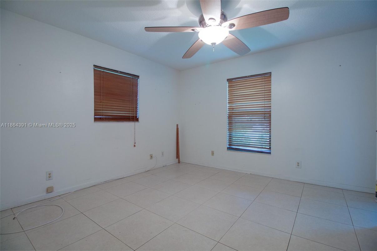 Empty room, Interior