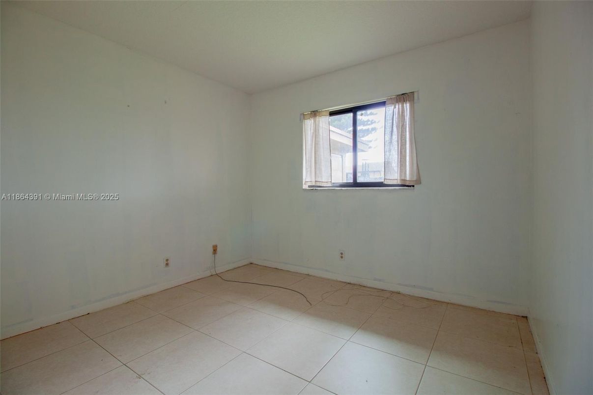 Empty room, Interior