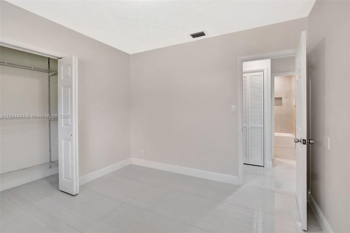 Empty room, Interior