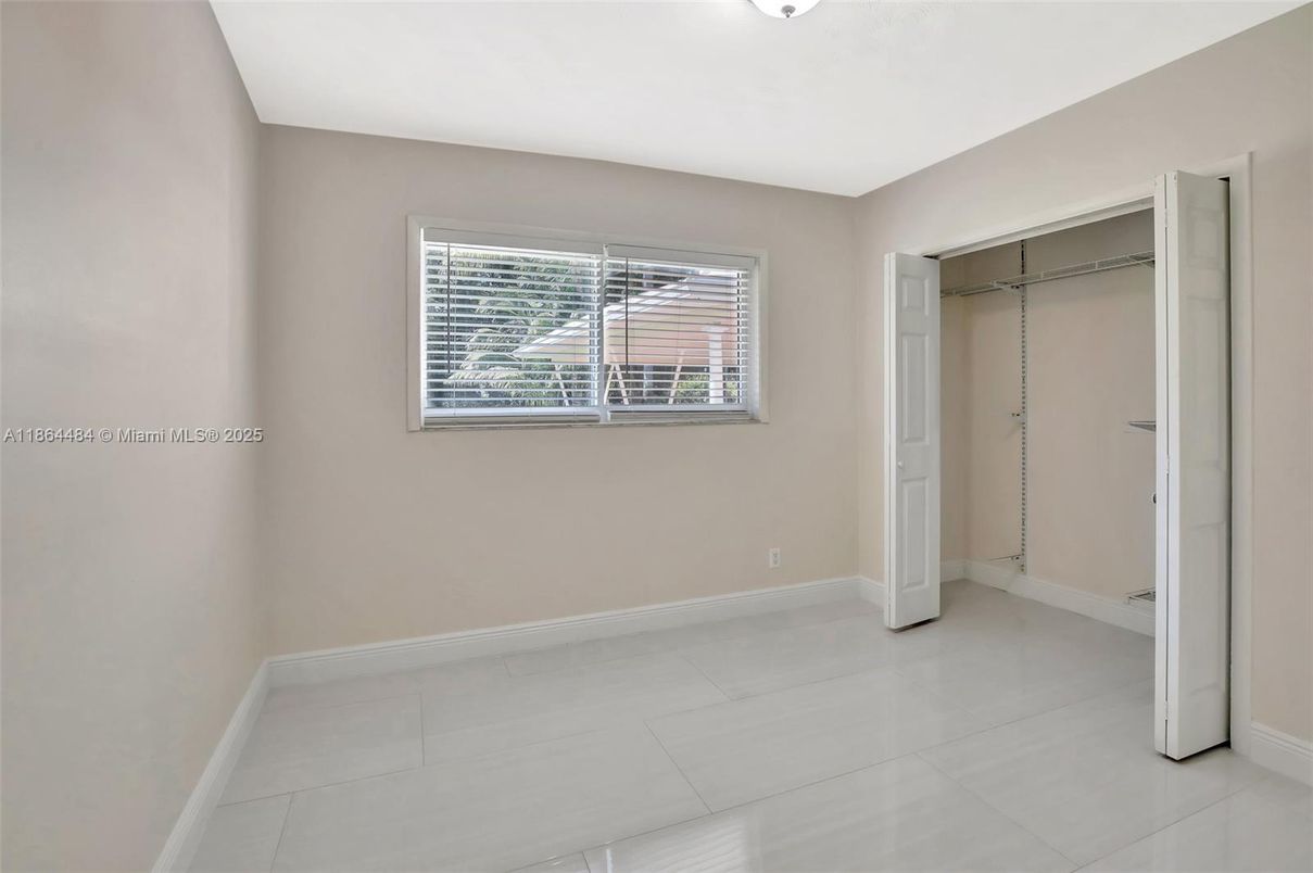 Empty room, Interior
