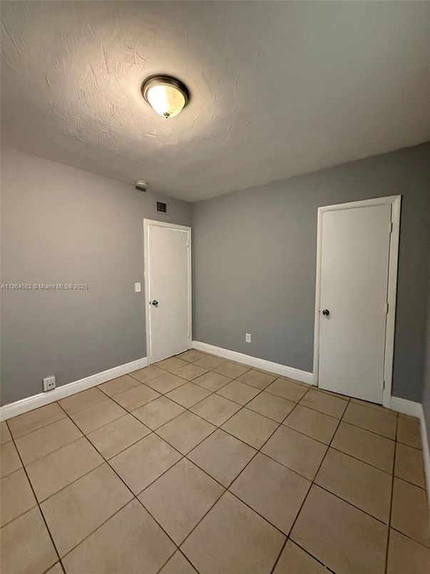 Empty room, Interior