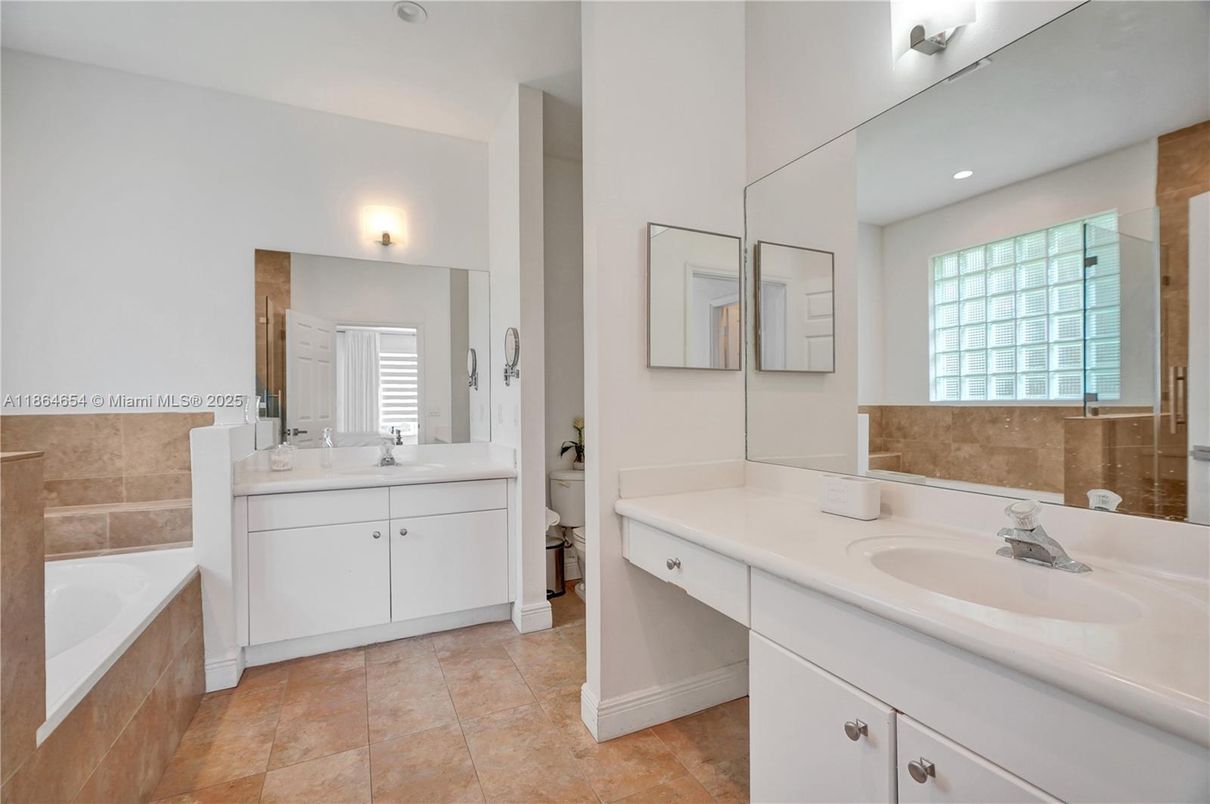 Bathroom, Dual Sink Vanities, Interior, Recessed Lighting