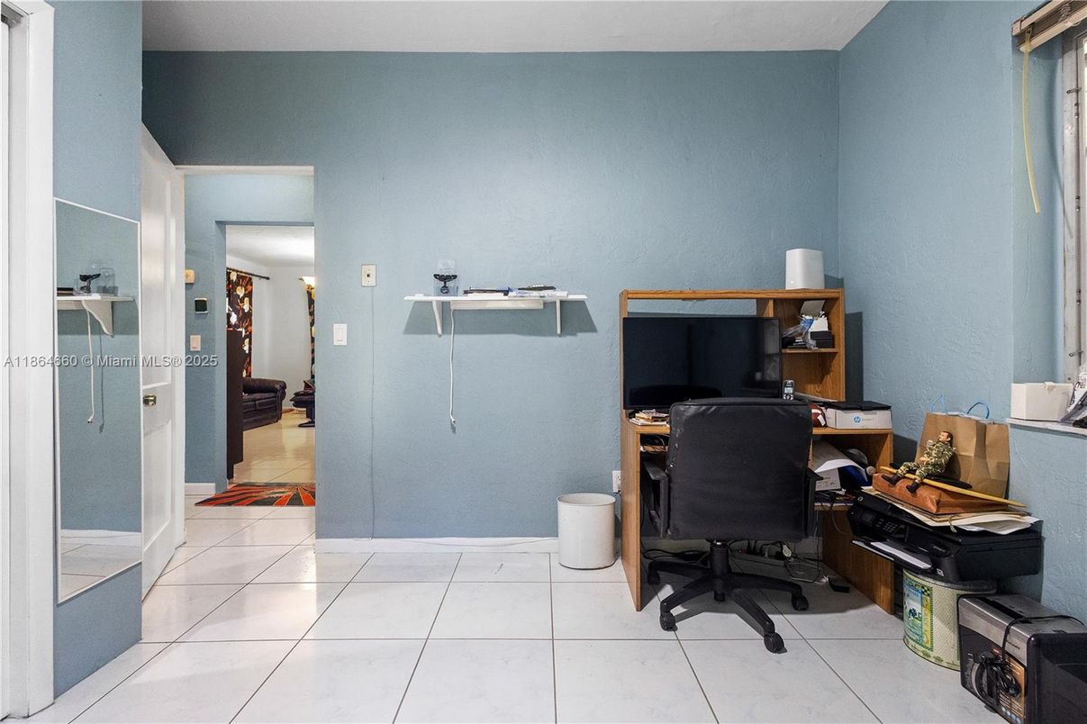 Home Office, Interior