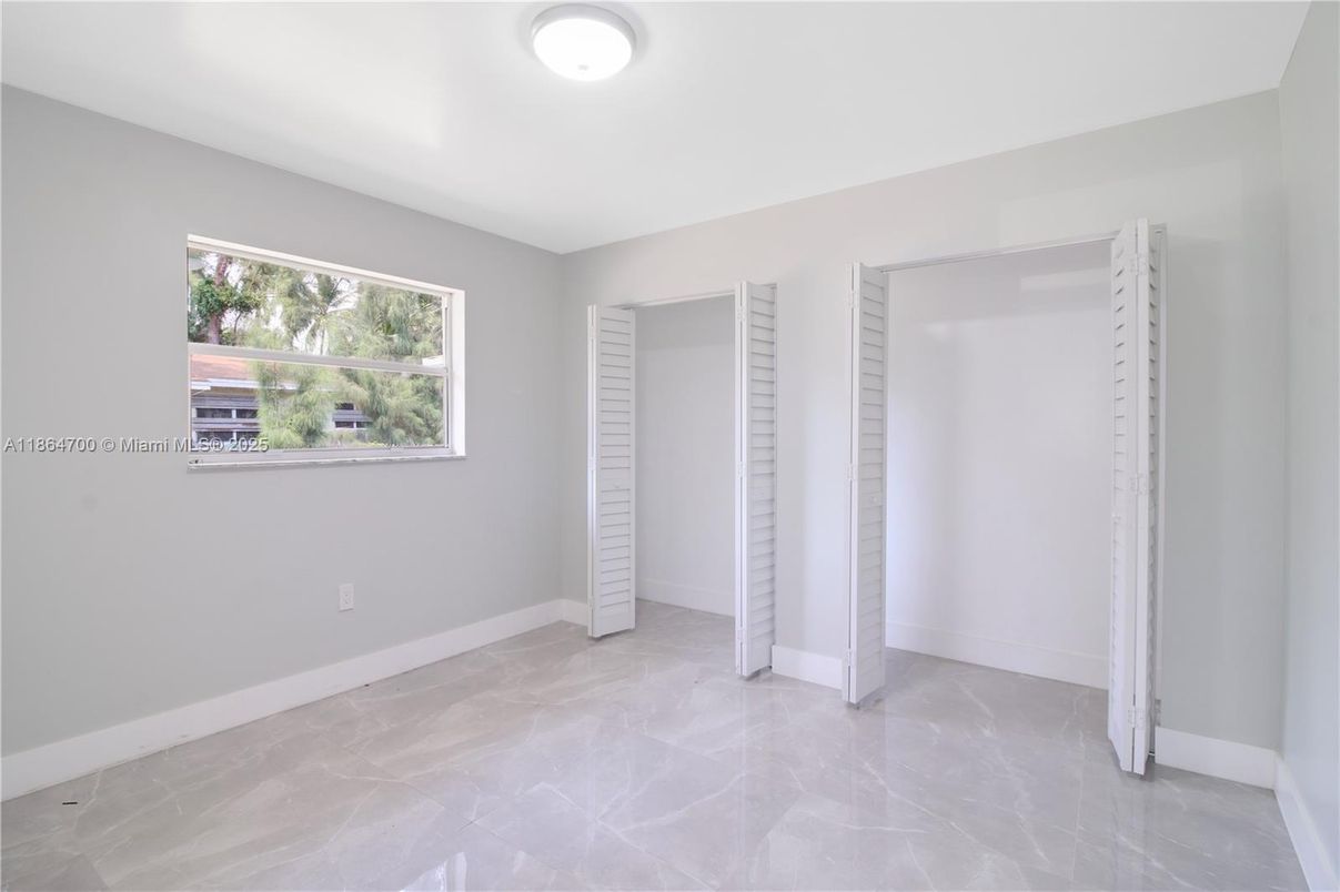 Empty room, Interior