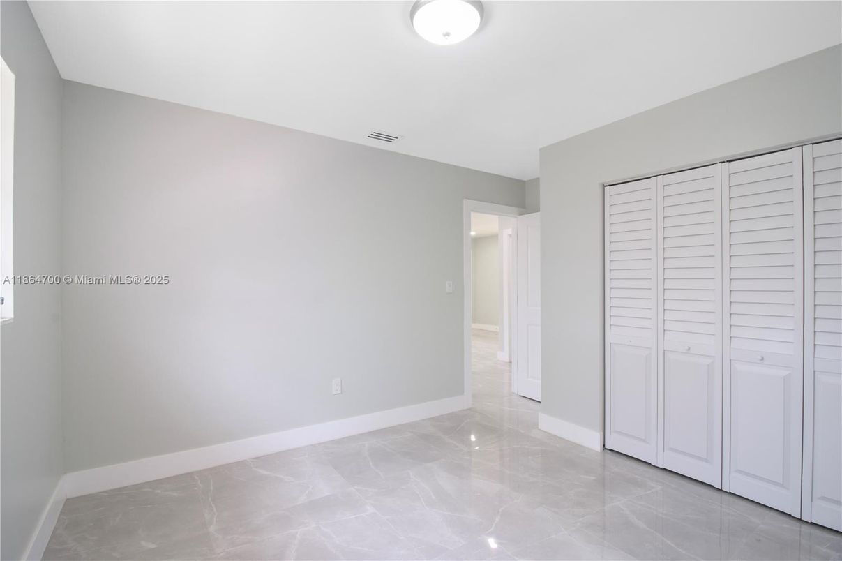 Empty room, Interior