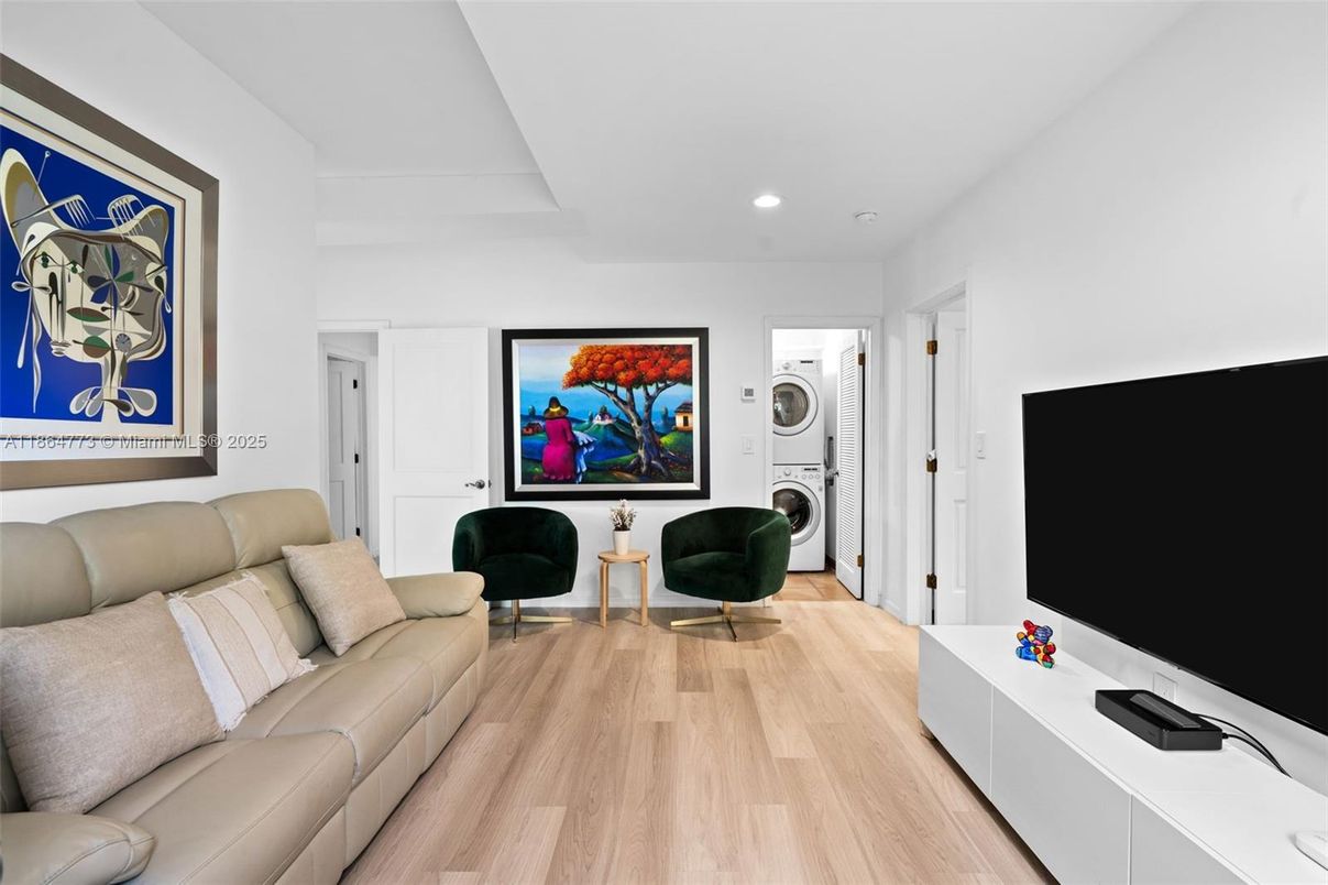 Interior, Living room, Recessed Lighting, Washer, Wood Texture Flooring