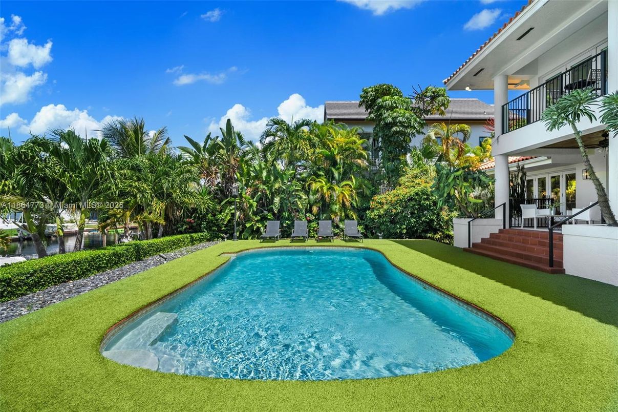 Exterior, Pool