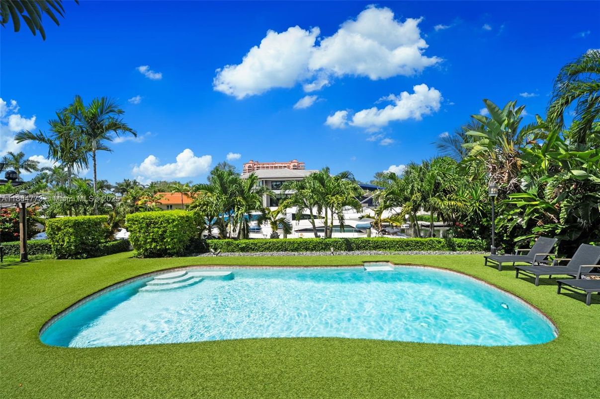 Exterior, Pool