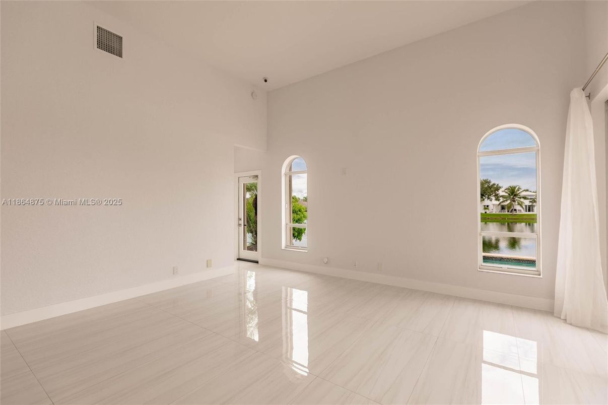 Empty room, Interior, Water