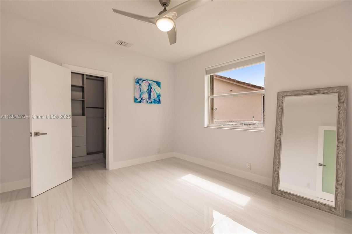 Empty room, Interior