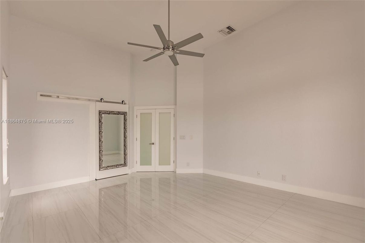 Empty room, Interior