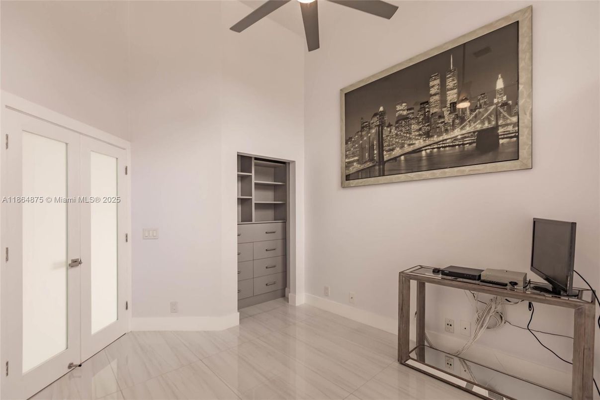 Home Office, Interior