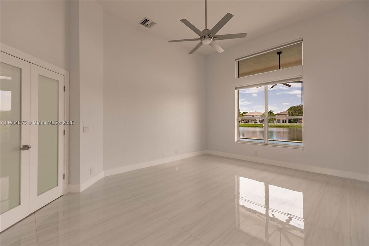 Empty room, Interior