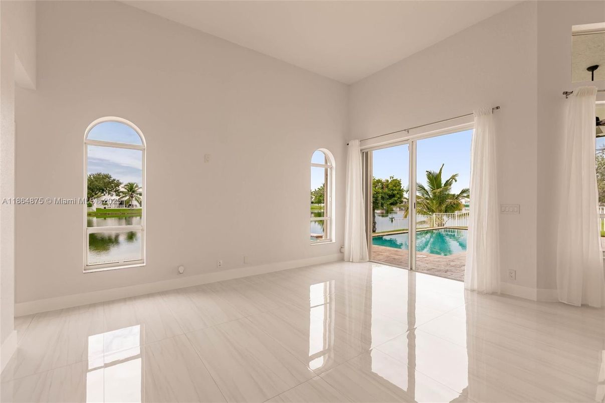 Empty room, Interior, Water