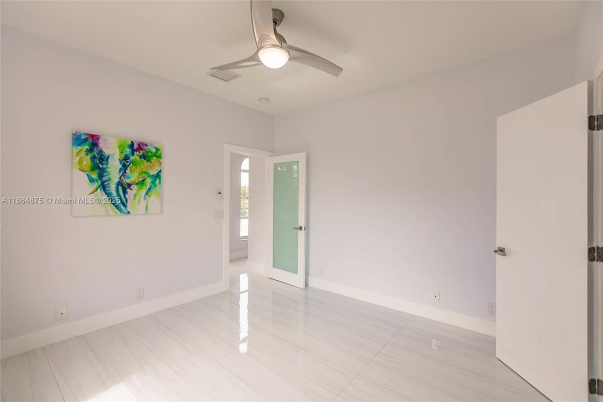 Empty room, Interior