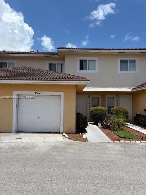 Attached, Exterior, Facade, Mediterranean