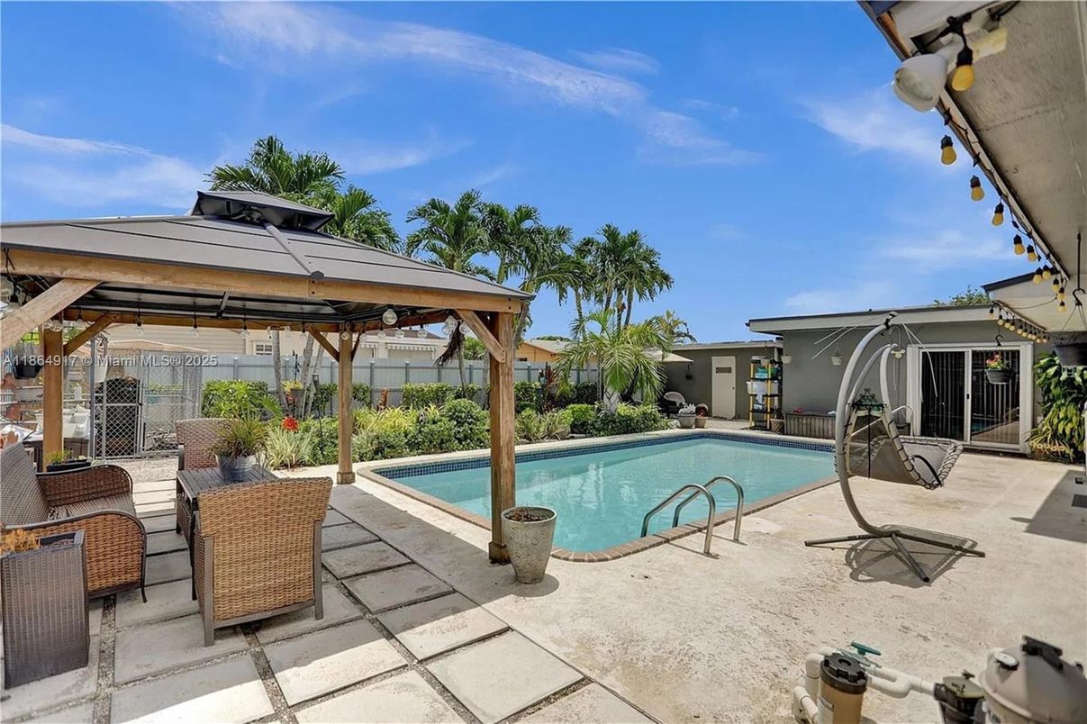 Exterior, Pool