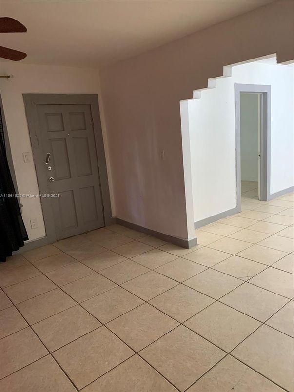 Empty room, Interior