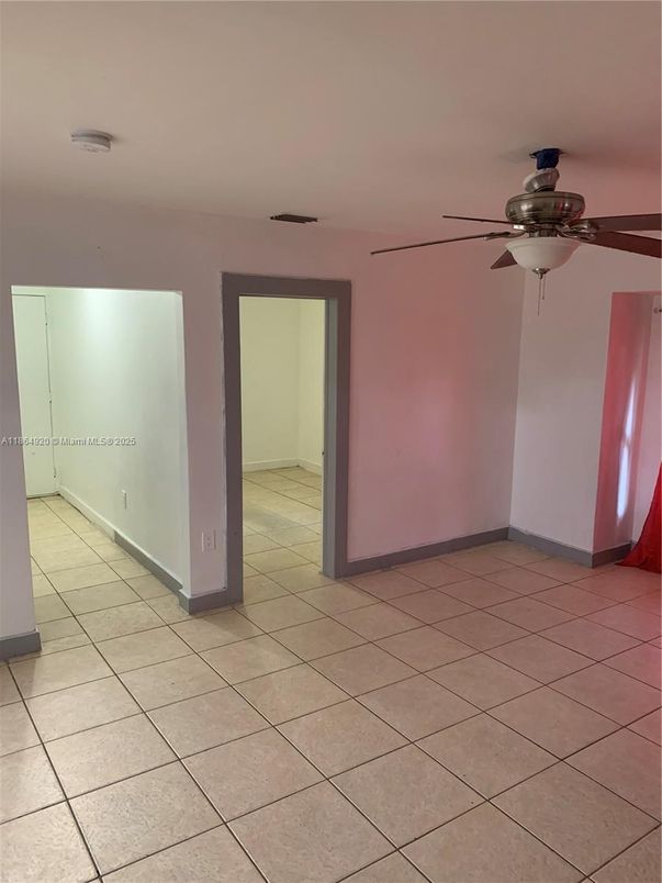 Empty room, Interior