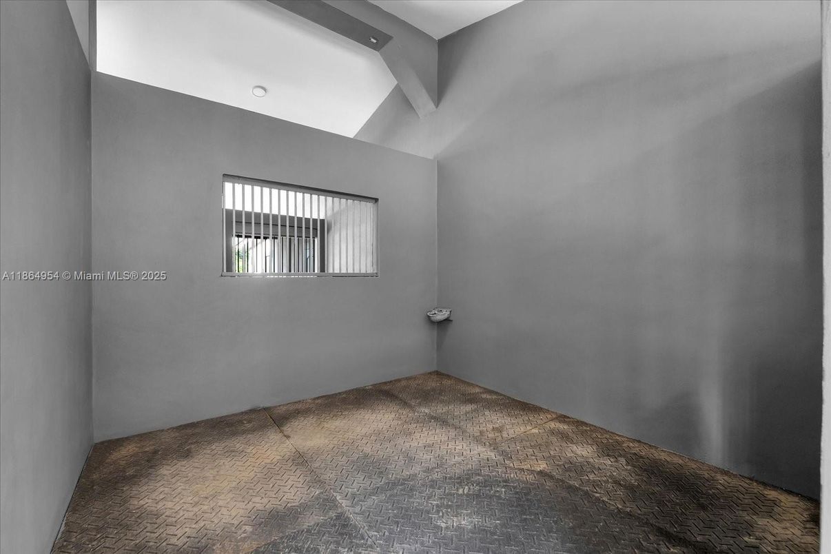 Empty room, Interior