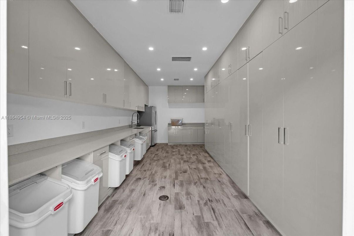 Interior, Recessed Lighting, Washer, Wood Texture Flooring