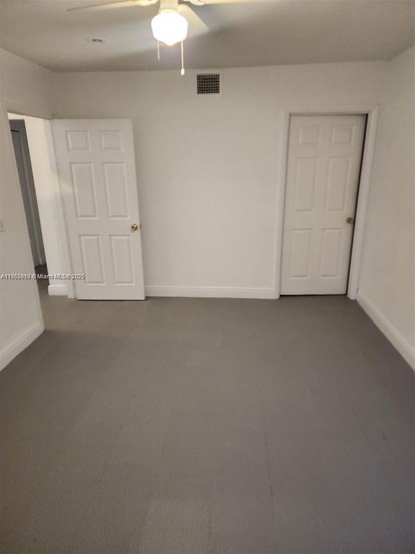 Empty room, Interior