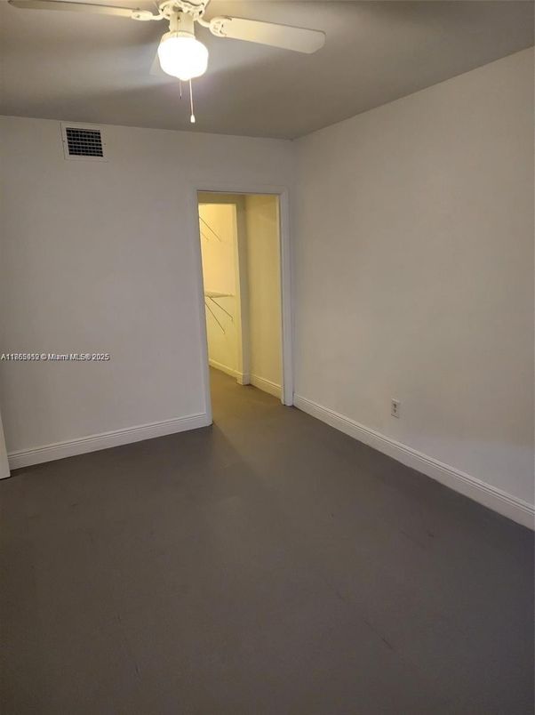 Empty room, Interior