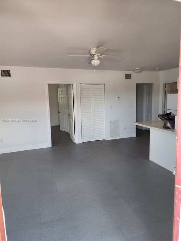 Empty room, Interior