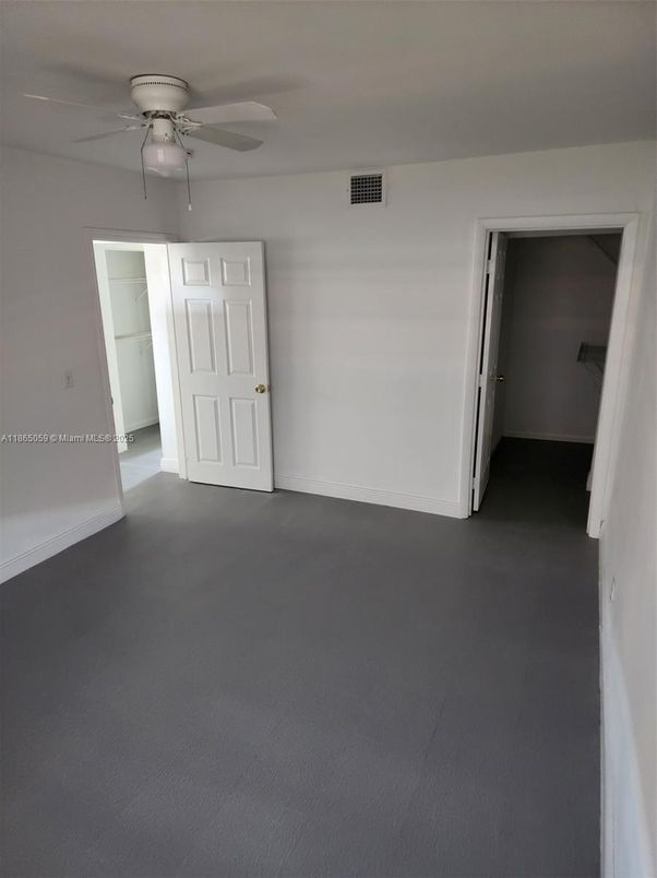 Empty room, Interior