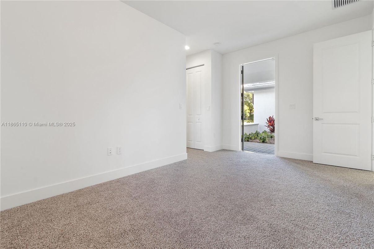 Empty room, Interior