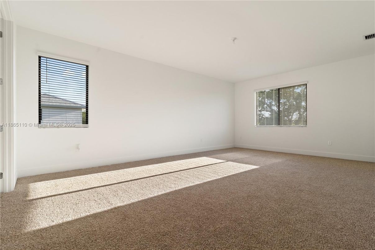 Empty room, Interior