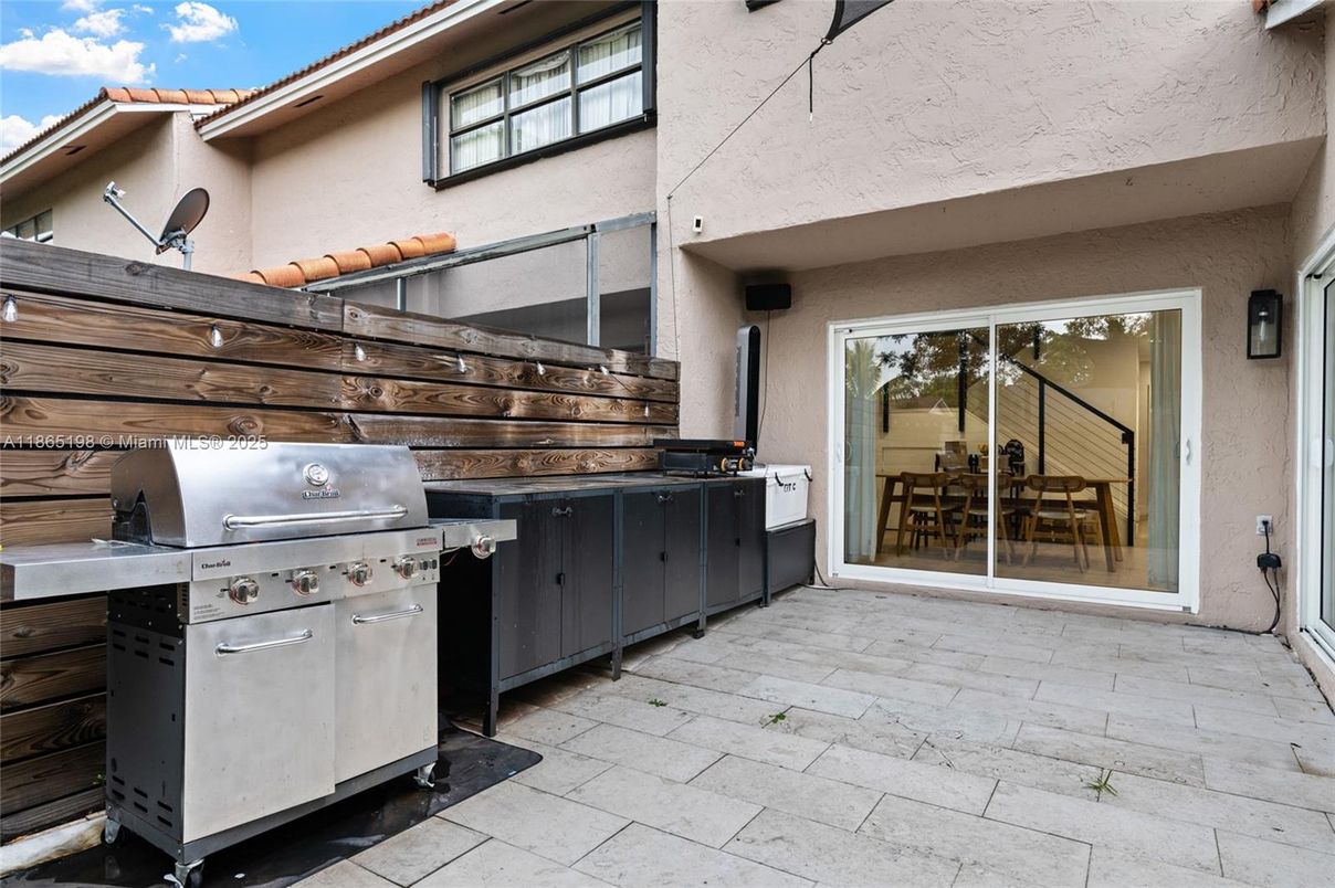 Exterior, Outdoor Kitchen