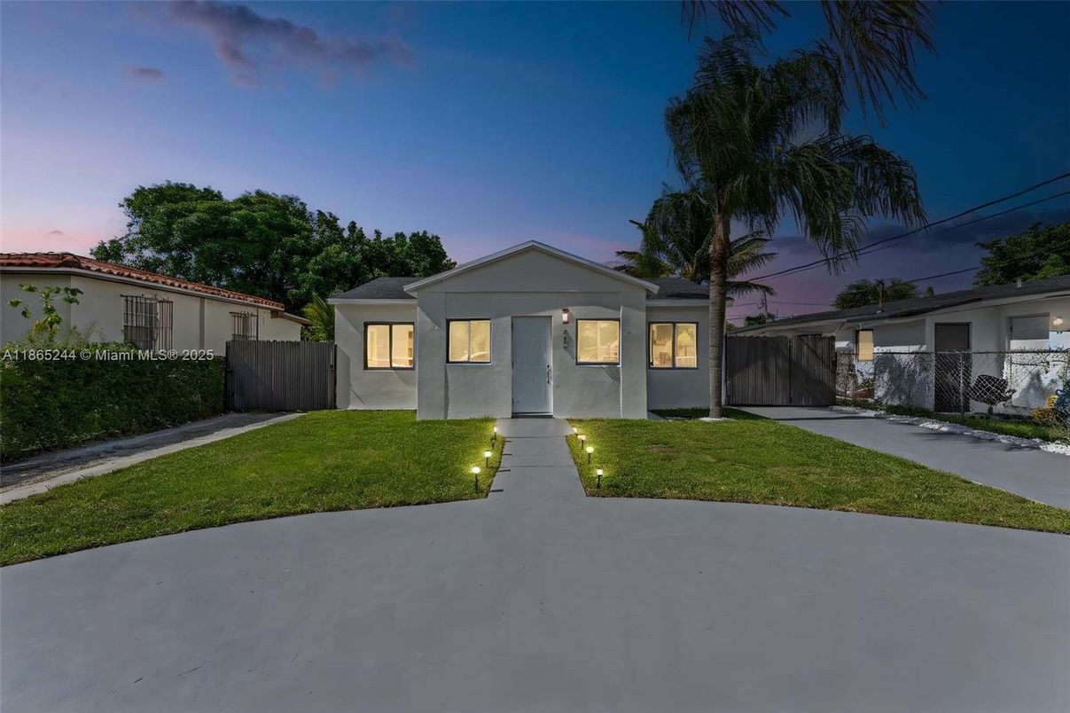 Backyard, Exterior, Facade, Ranch