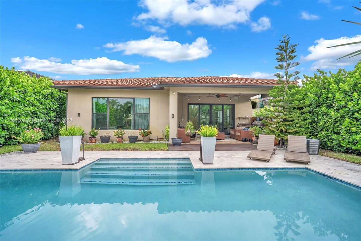 Exterior, Pool