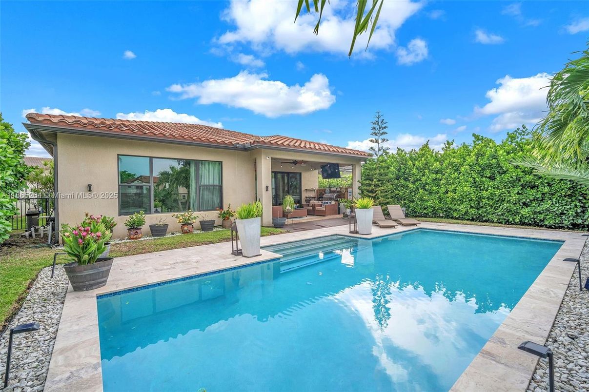 Exterior, Pool