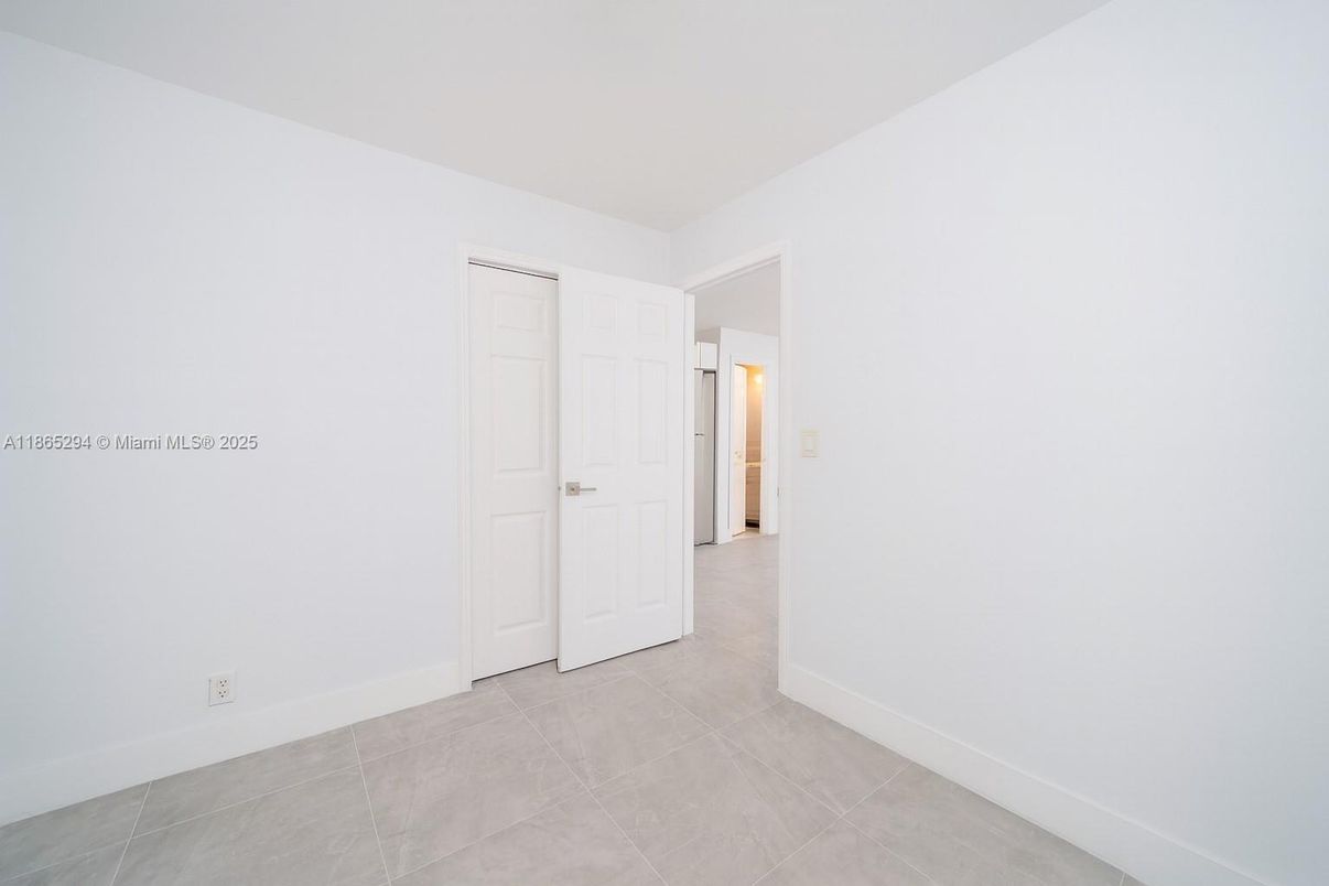 Empty room, Interior