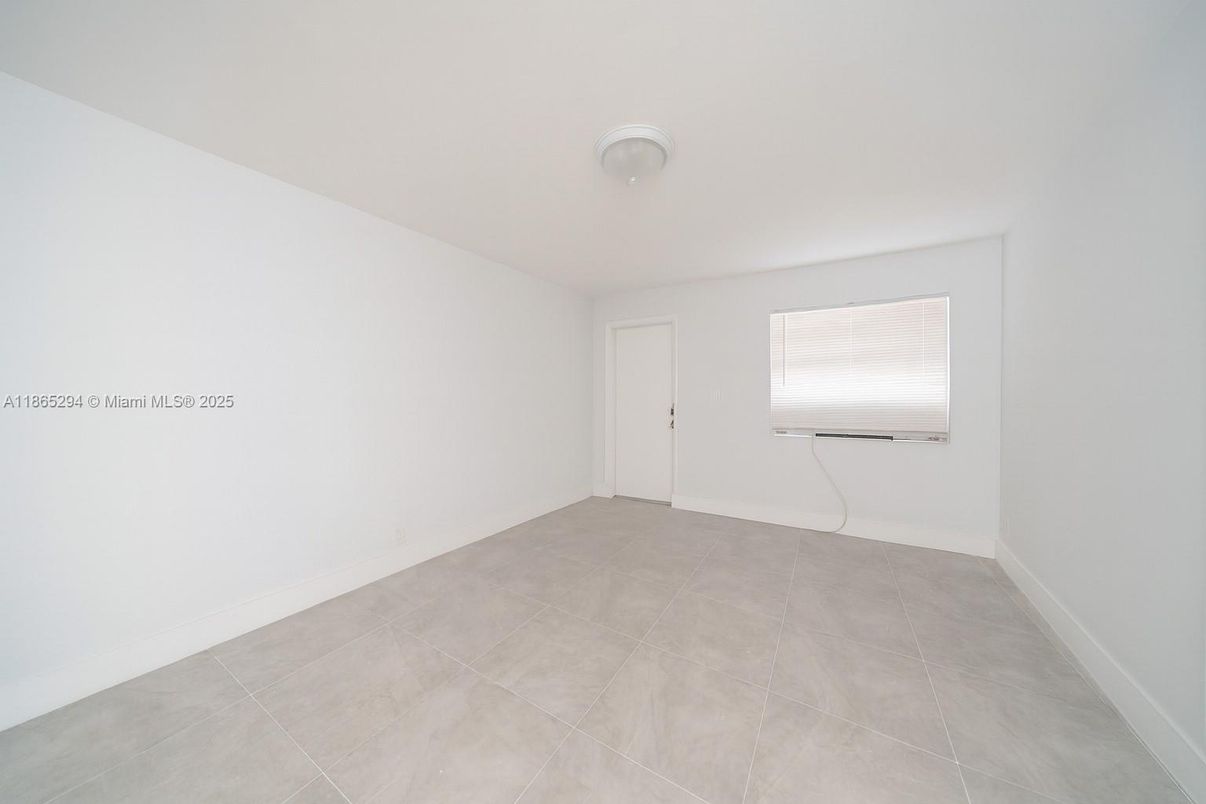 Empty room, Interior