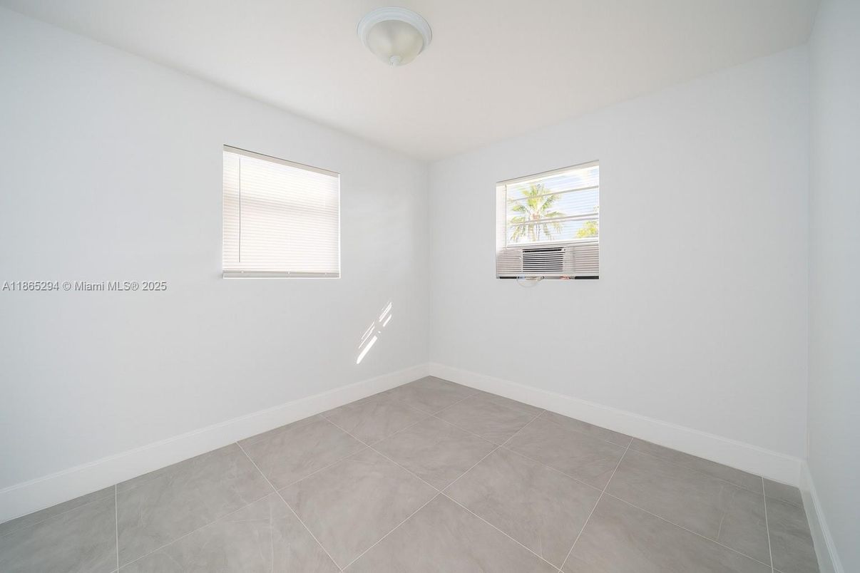 Empty room, Interior