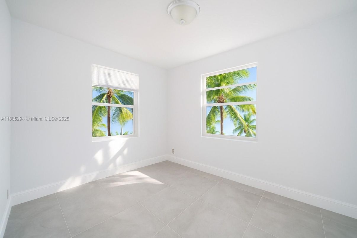 Empty room, Interior